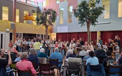 Saxofoonconcert op het Dorpsplein van het Zonnehuis
